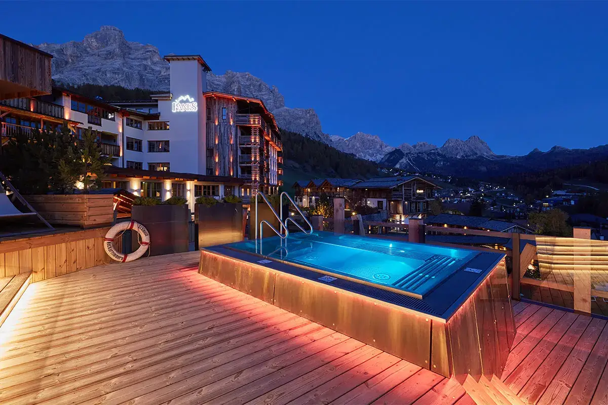 Piscina esterna Voglia di Dolomiti, giugno da record e agosto quasi sold out all'Hotel Fanes