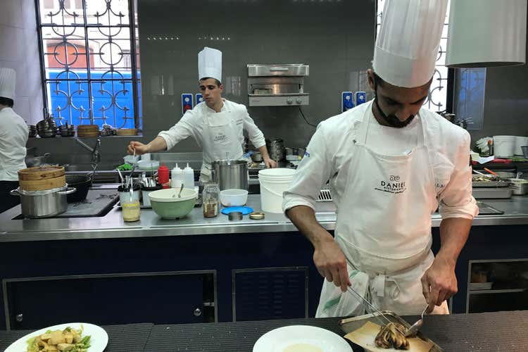 (A Tavola con... Massimo De Rosa &laquo;La mia infanzia coi sughi delle nonne&raquo;)