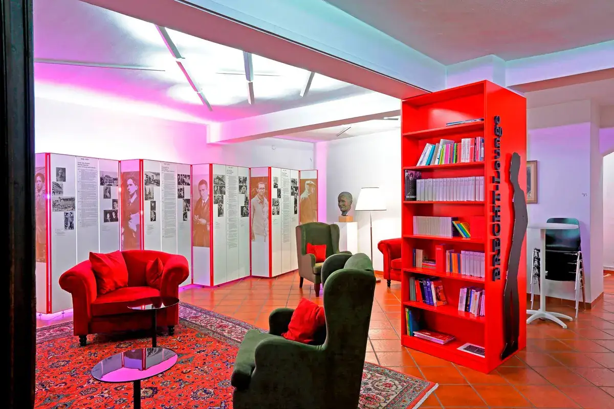 Una delle stanze che offre la cronologia fortografica Itinerari in Baviera: Augsburg La Casa Museo di Bertolt Brecht