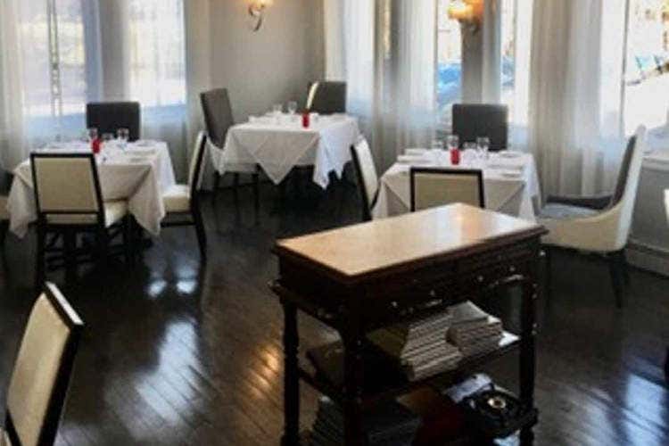 Addio ai tavoli troppo attaccati - Al ristorante tra privacy e comfort Benvenuti nella nuova normalità