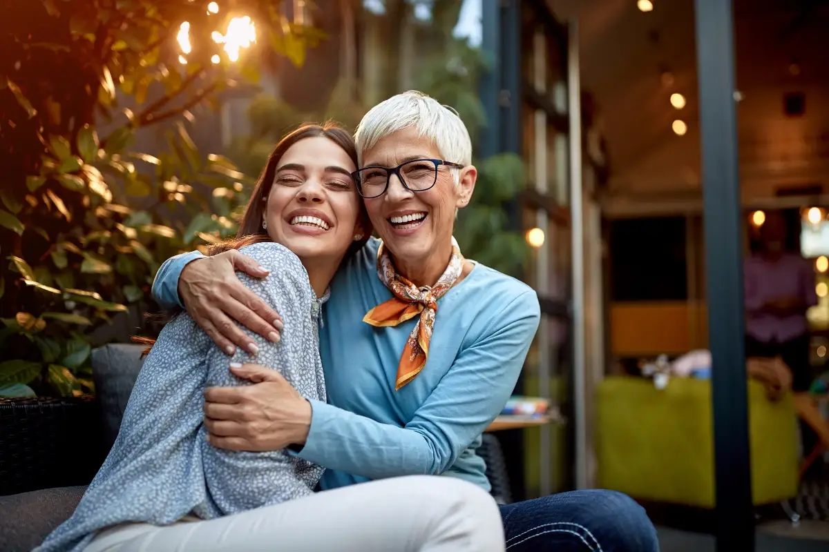 Tanti i benefici degli abbracci I sei motivi per cui abbracciarsi fa bene