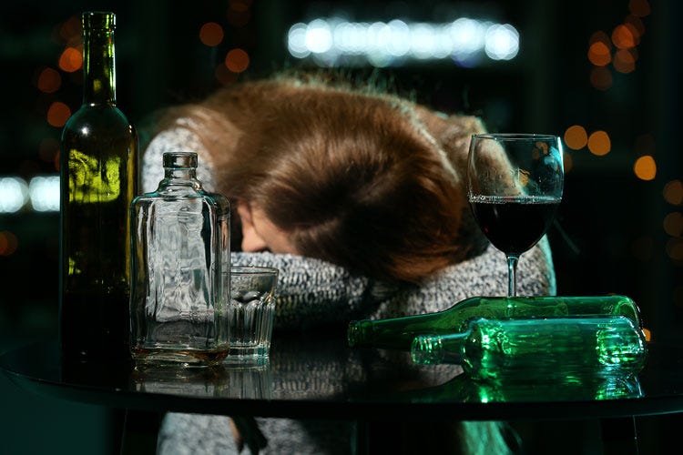 Tanti giovani bevono nel weekend fino ad ubriacarsi - Bere (tanto) solo nel weekend non riduce i danni dell’alcol