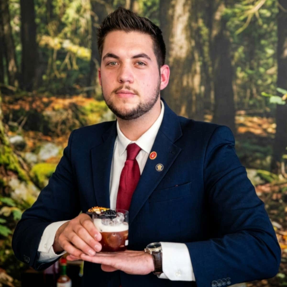 Edoardo Muzzin ha una grande passione per il Flair Bartending, la disciplina della miscelazione che combina la preparazione di cocktail con tecniche spettacolari di intrattenimento, come lanci, rotazioni e movimenti coreografici degli strumenti mentre si preparano le bevande