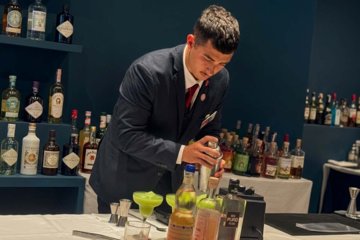 Diego De Franco mentre prepara il suo cocktail Alpine Frozen