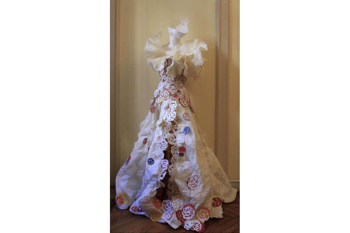 un'opera in carta di Caterina Crepax Manibus allo chef Moreno Cedroni il premio internazionale