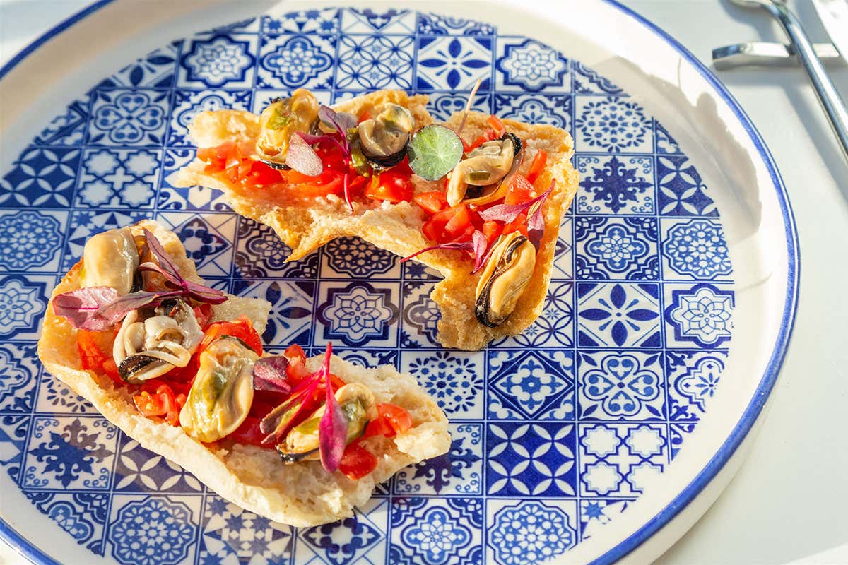 Fresella di San Marcellino con insalatina di pomodoro e cozze dei Campi Flegrei Abraxas Osteria, cena eccellente nella magia dei Campi Flegrei