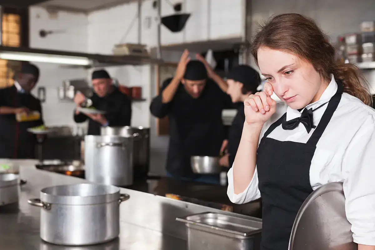 Abusi dietro ai fornelli? Il sindacato dei cuochi britannici dice basta e chiama in causa la Guida Michelin Niente stella Michelin a chi abusa del personale dietro ai fornelli