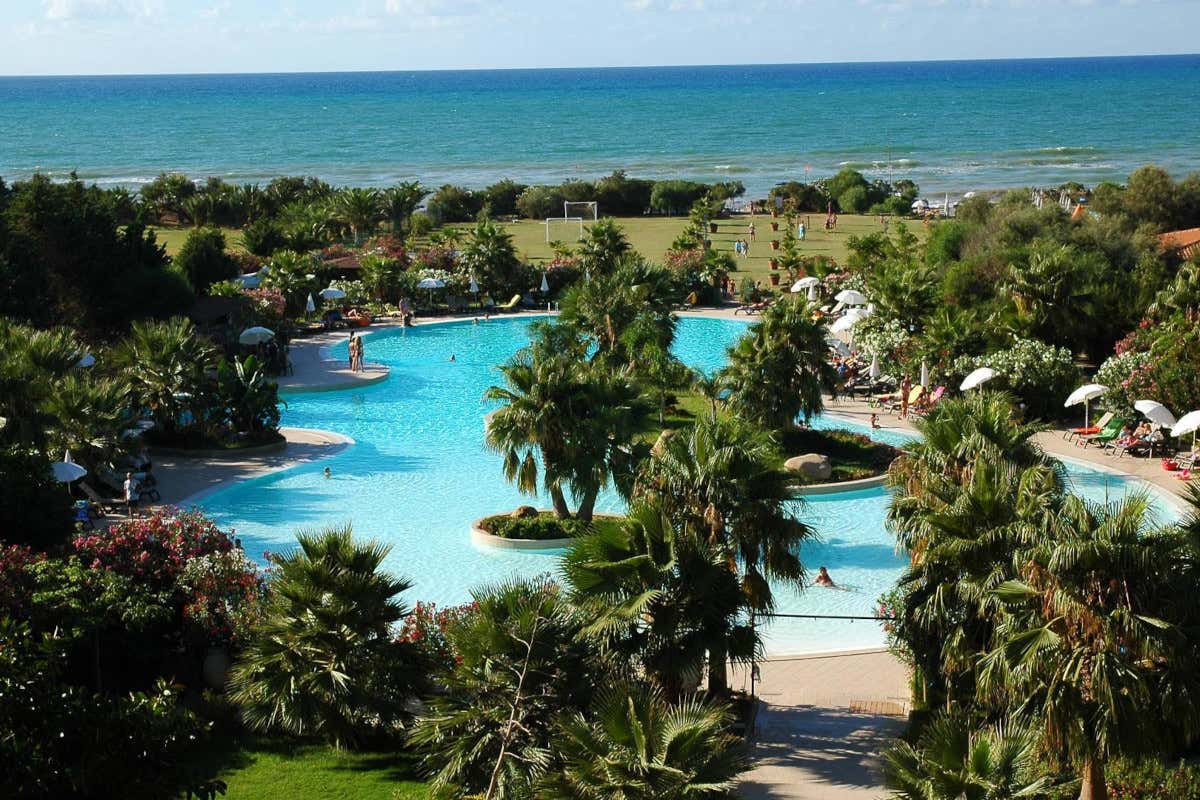 La piscina principale dell'Acacia Resort