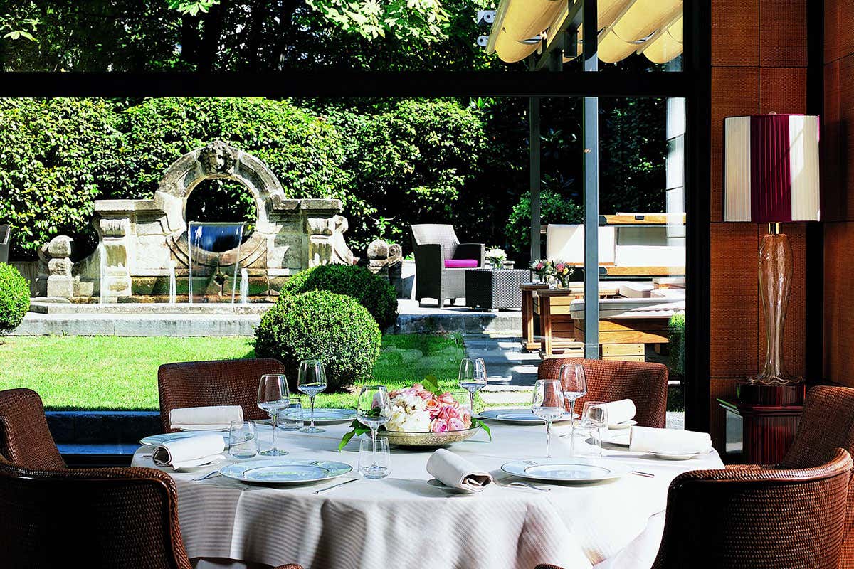 Uno scorcio dell'esterno del Ristorante Acanto Ristoranti, ripresa fredda a Milano Oltre il meteo, dubbi sugli eventi