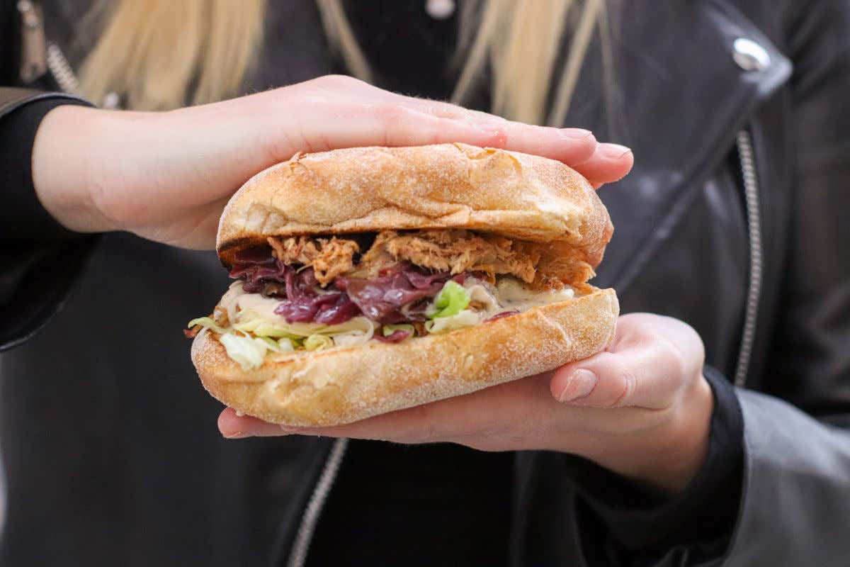 Il nuovo panino creato dall’Accademia del Panino: pulled pork, crema cacio e pepe, cavolo viola e insalata Il nuovo panino creato dall’Accademia del Panino: pulled pork, crema cacio e pepe, cavolo viola e insalata