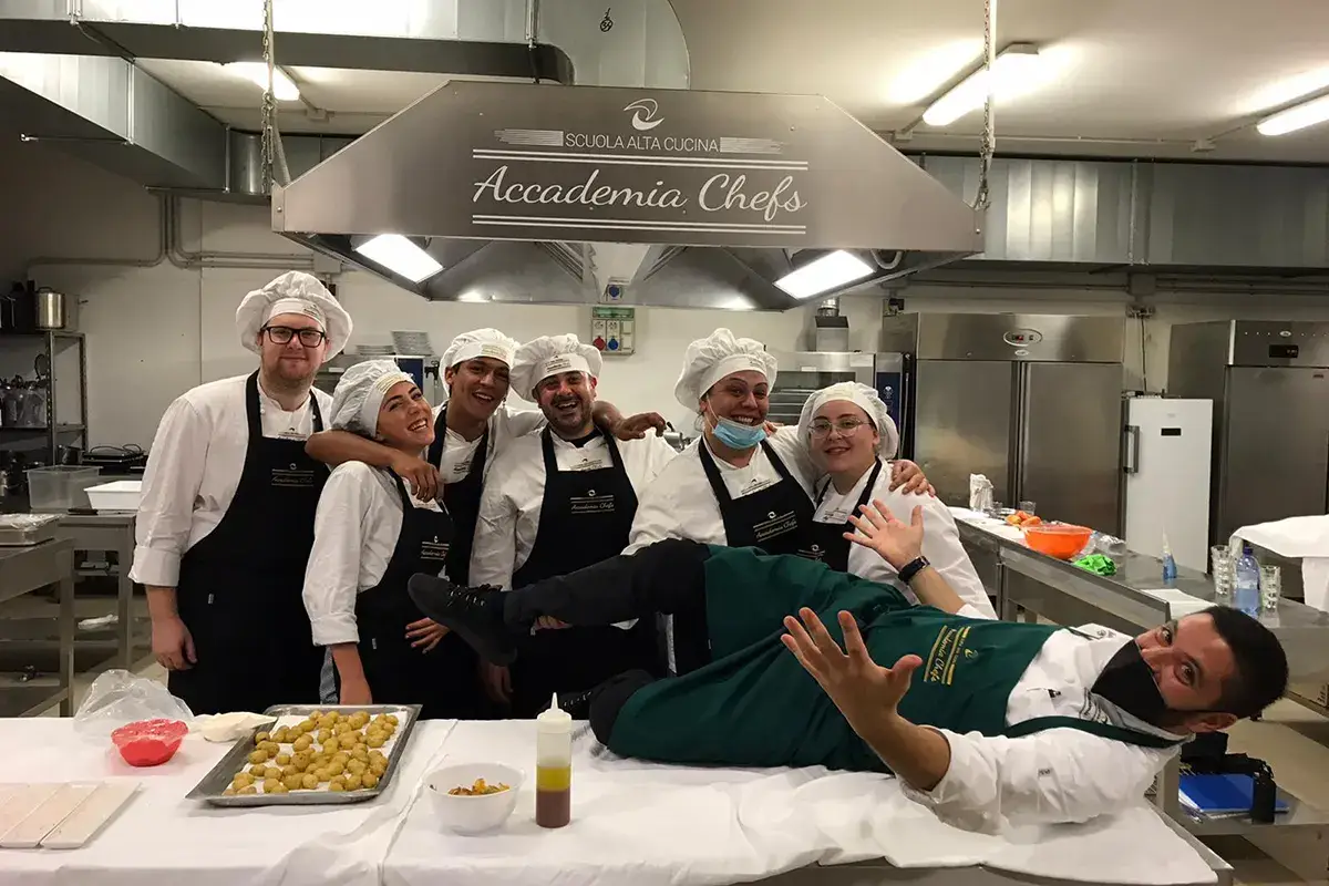 Massimo Polidori con gli allievi Accademia Chef's, piace la cena didattica