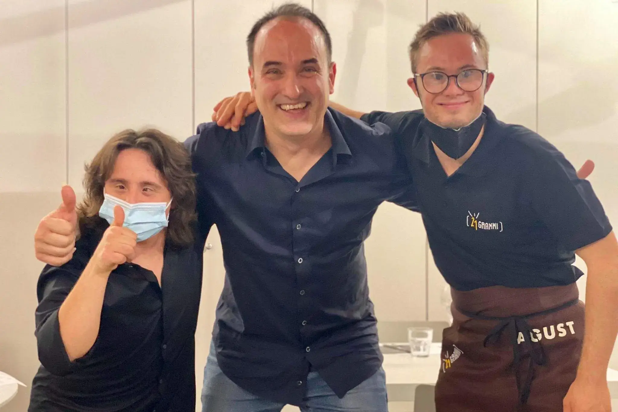 Una parte dello staff L'Accademia Italiana della Cucina omaggia i cuochi disabili del