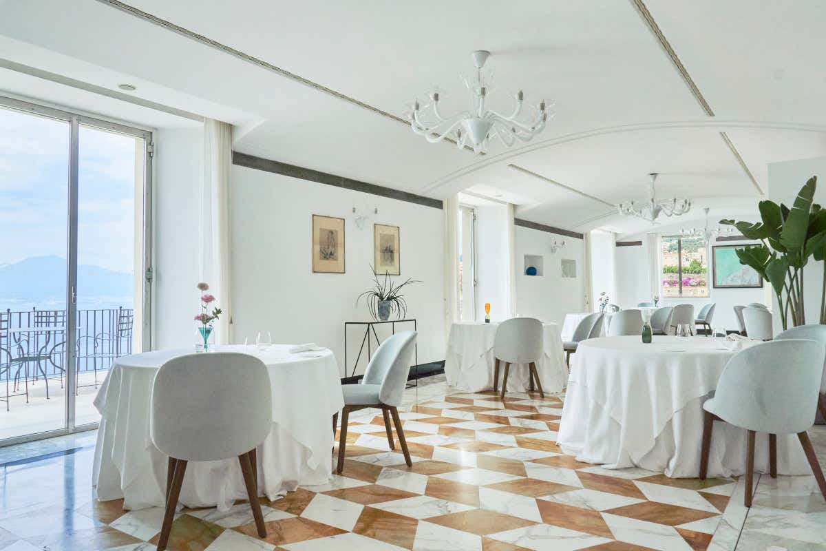 Il Grand Hotel Angiolieri, duemila anni di storia affacciati sul golfo di Napoli