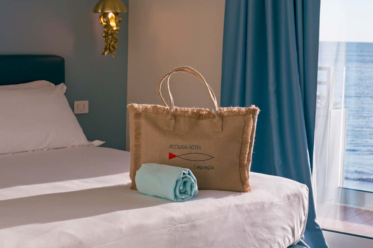 Una delle camere dell’Acciuga Hotel