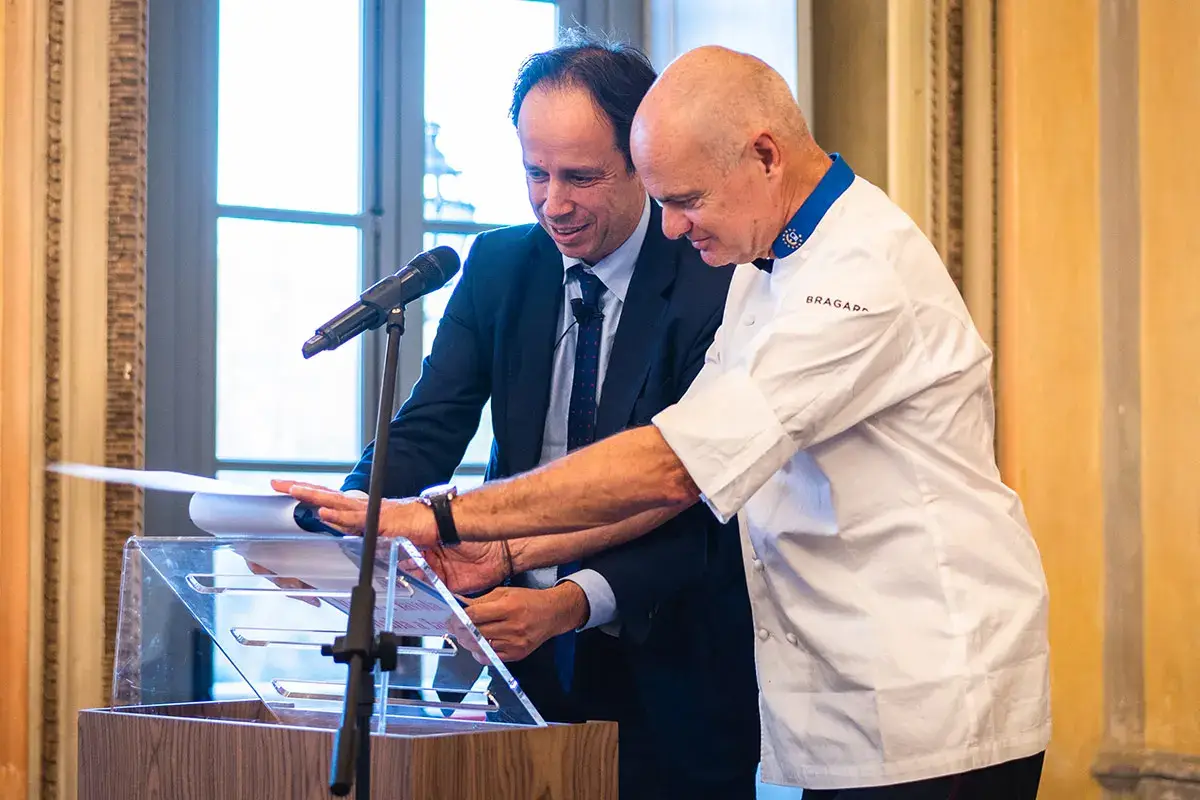 Il direttore generale di Fipe Roberto Calugi con il presidente di Euro-Toques Enrico Derflingher firmano l&rsquo;accordo per la formazione Formazione per il turismo, il Ministro Garavaglia si impegna per potenziare l&rsquo;offerta scolastica
