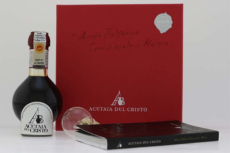 (Crostini alla mousse di Parmigiano Reggiano con Aceto Balsamico Tradizionale)