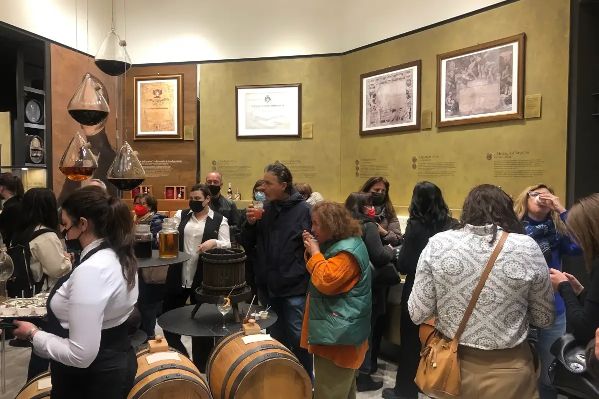 Un momento dell'inaugurazione&nbsp; Acetaia Giusti a Bologna: un flagship store per scoprire il Balsamico di Modena