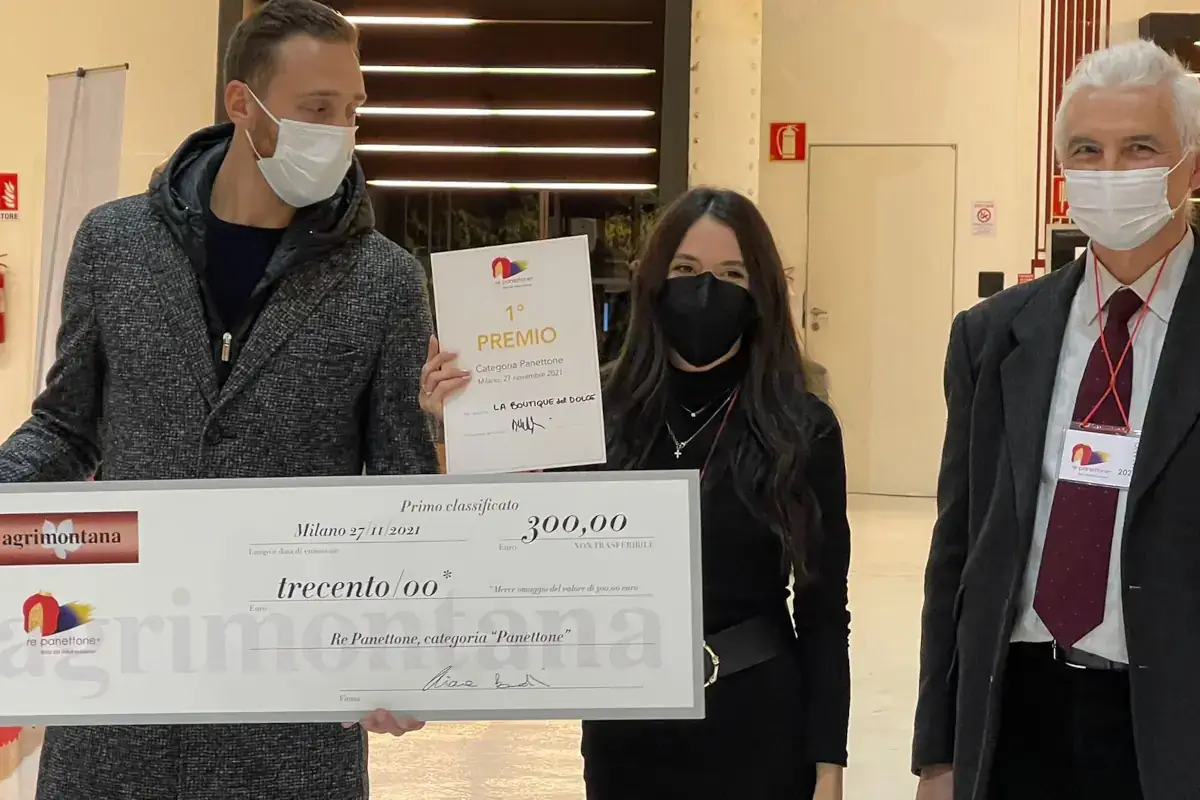 Achille Zoia riceve il premio da Stanislao Porzio È già boom di panettoni. E a Milano vincono Achille Zoia di Cologno Monzese e Helga Liberto di Battipaglia