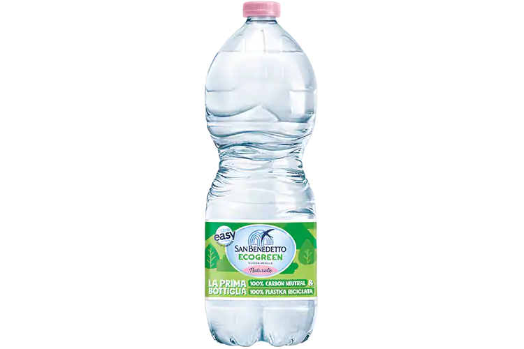 La nuova bottiglia Ecogreen 1 litro Easy: 100% Rpet e carbon neutral Acqua San Benedetto Easy La bottiglia con 100% Pet riciclato