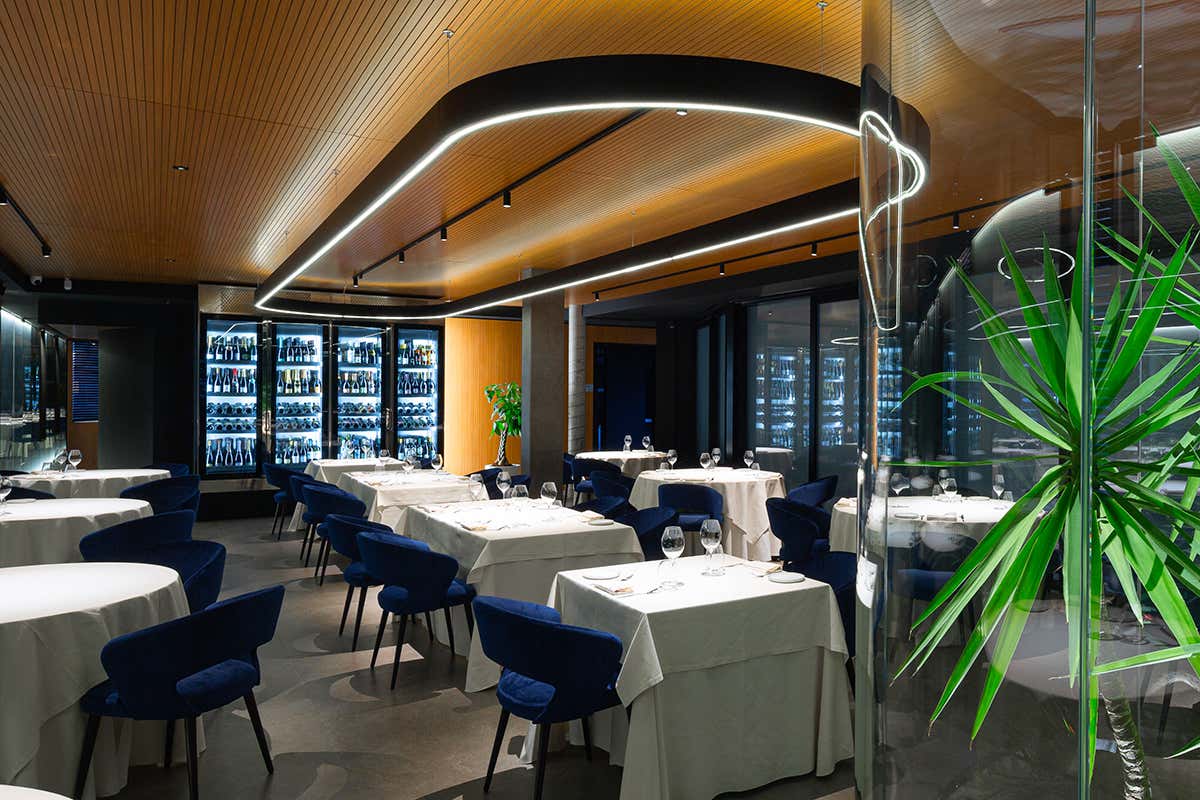 L'elegante sala di Acqua Acqua: un tuffo nel pescato di ricerca L'elegante sala di Acqua Acqua: un tuffo nel pescato di ricerca