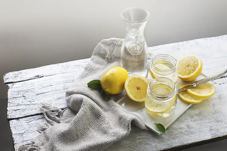 Acqua e limone al mattino: s&igrave; o no? Acqua e limone al mattino Funziona davvero?