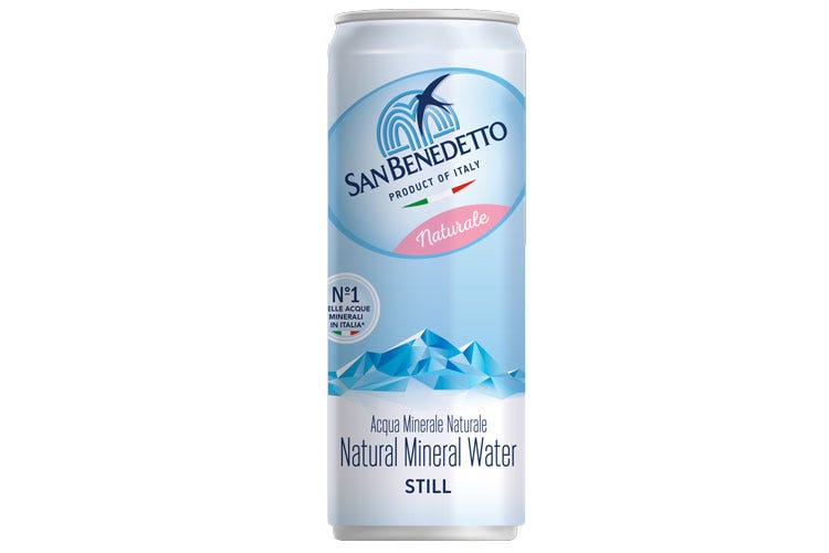 (L’acqua minerale San Benedettoentra nella lattina riciclabile)