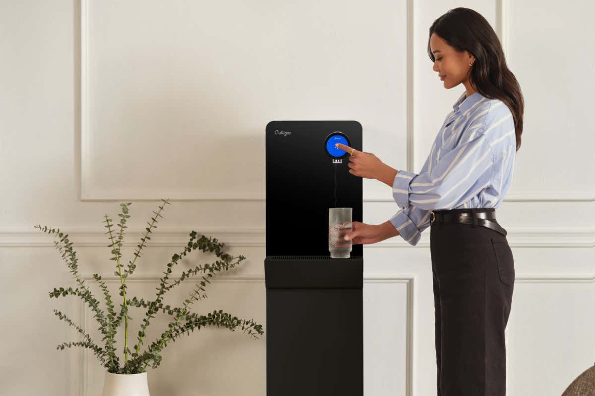 Microplastiche, calcare e dubbi: perché oggi l’acqua inquieta gli italiani