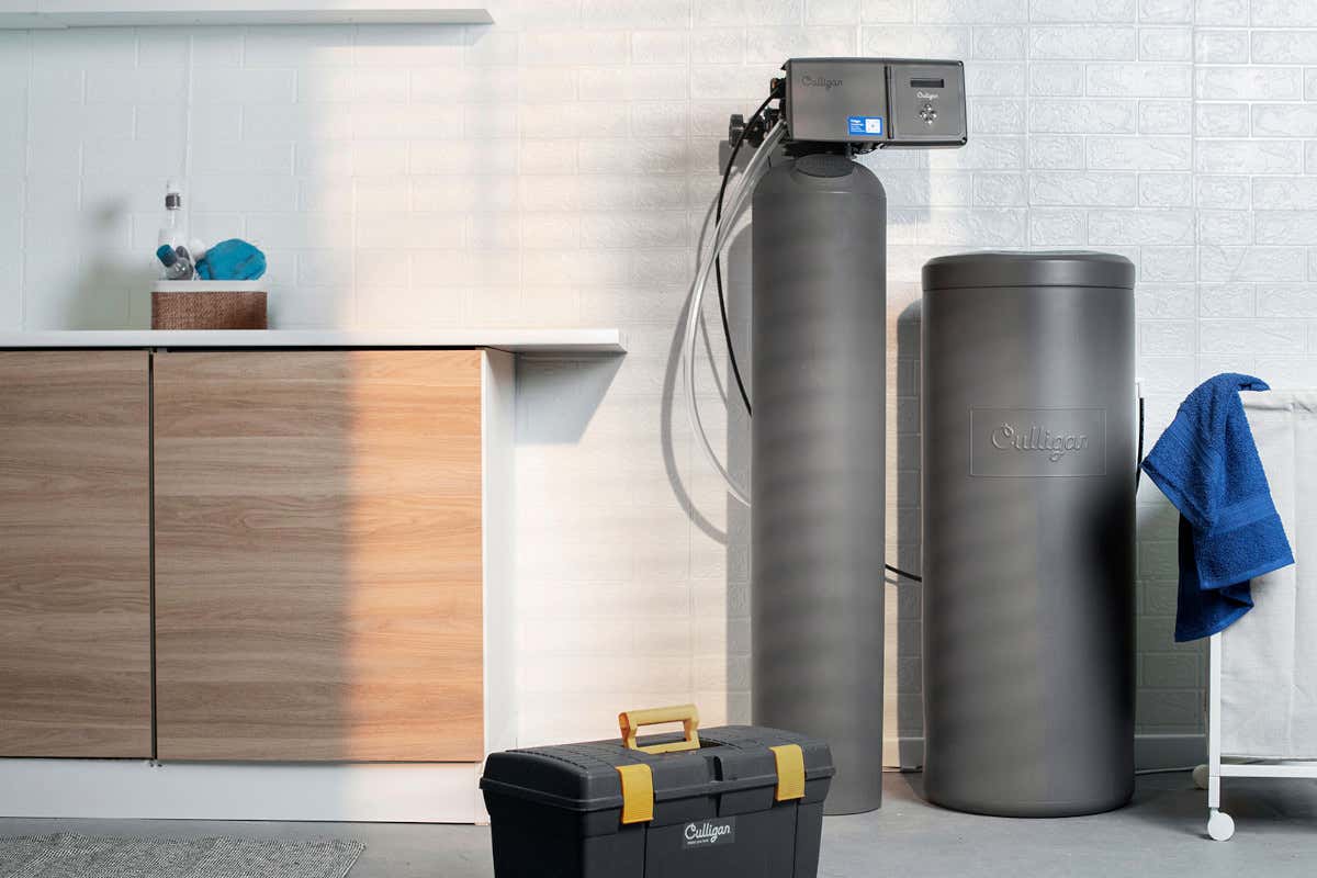 Microplastiche, calcare e dubbi: perché oggi l’acqua inquieta gli italiani