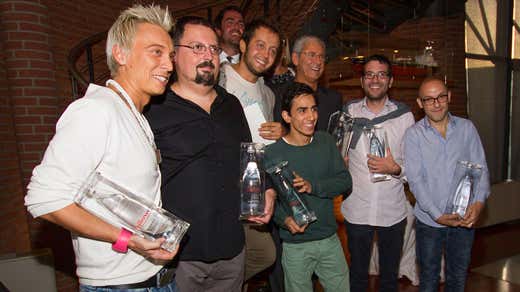 Da sinistra verso destra: Andrea Mainardi, Antonello Martuscelli, Alessandro Negrini, Mario Peqini, Tano Simonato, Giuseppe Iannotti, Mauro Mattei (ha ritirato il premio per conto di Enrico Crippa). Dietro i premiati Michele Pontecorvo, Responsabile Ufficio Stampa e Relazioni Esterne Ferrarelle Da sinistra verso destra: Andrea Mainardi, Antonello Martuscelli, Alessandro Negrini, Mario Peqini, Tano Simonato, Giuseppe Iannotti, Mauro Mattei (ha ritirato il premio per conto di Enrico Crippa). Dietro i premiati Michele Pontecorvo, Responsabile Ufficio Stampa e Relazioni Esterne Ferrarelle