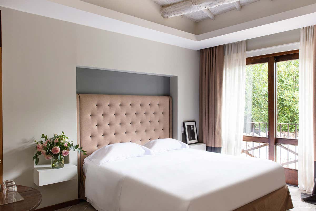 All’Aquapetra il letto è centrale: lino bianco, dimensioni ampie e stile essenziale senza ricami