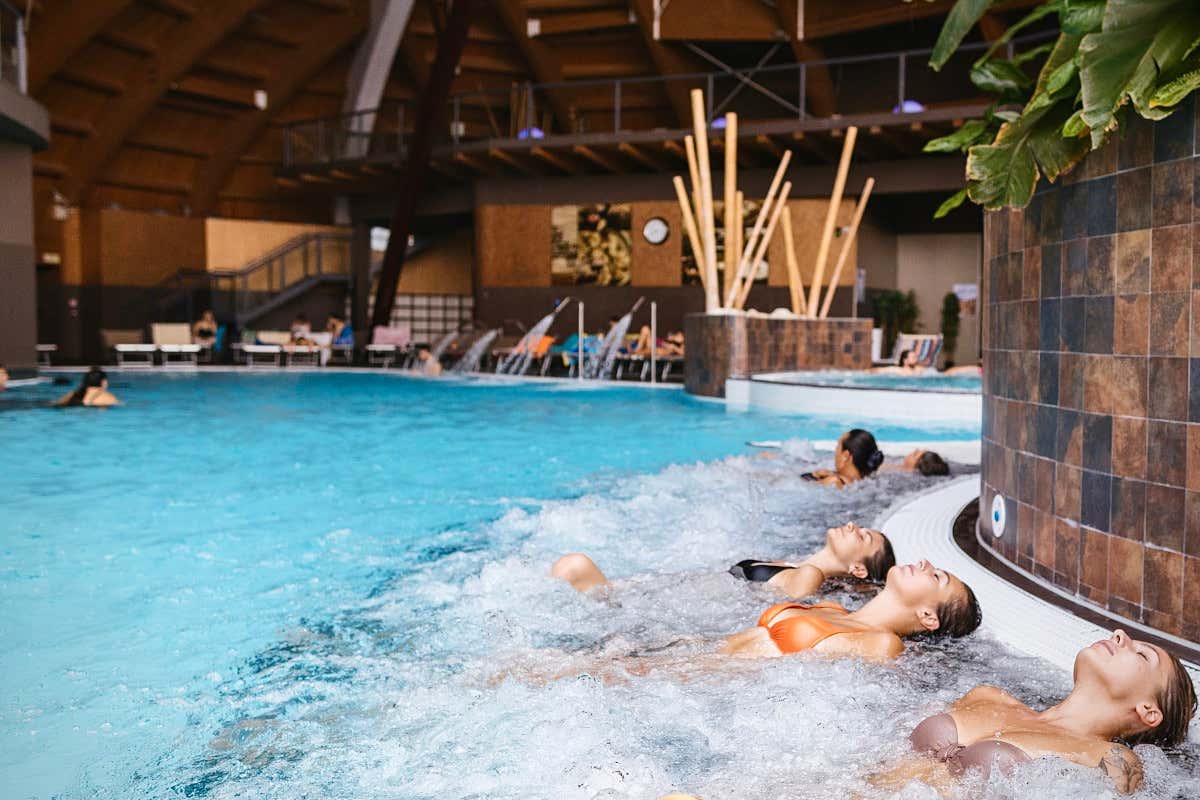 La grande area interna di Acquaworld Acquaworld presenta Tiki Bay la nuova area tropicale all'aperto