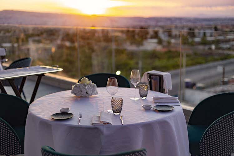 La terrazza del ristorante Acquerello - Pi&ugrave; sicurezza e prodotti locali Ad Ercolano riapre Acquerello