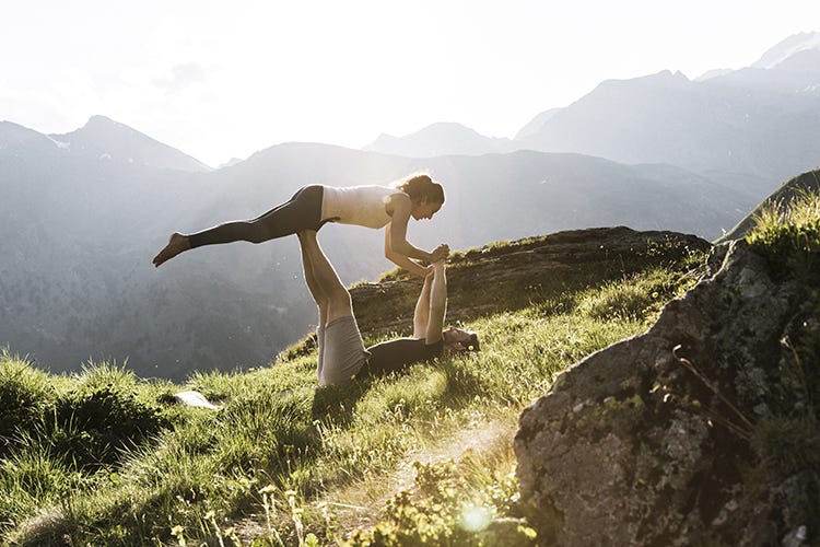 Acroyoga al Silena di Valles Yoga e meditazione in vacanza? Ecco gli indirizzi più spettacolari