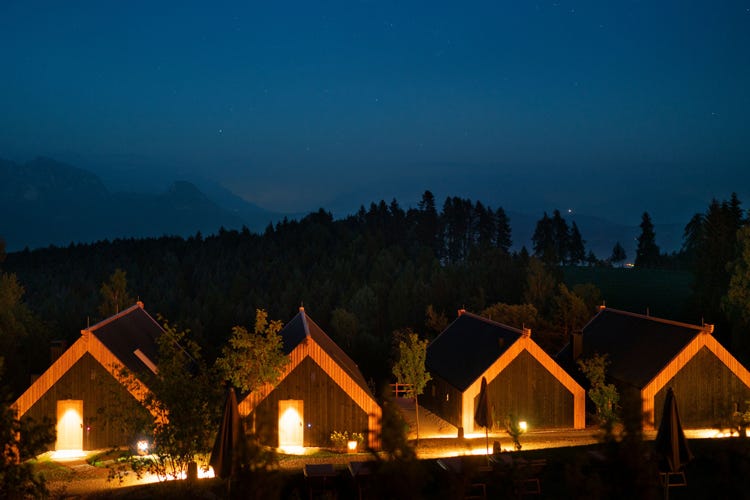 Una panoramica notturna degli chalet (Adler Lodge Ritten Un rifugio nella natura)