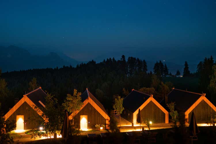 Una panoramica notturna degli chalet (Adler Lodge Ritten Un rifugio nella natura)