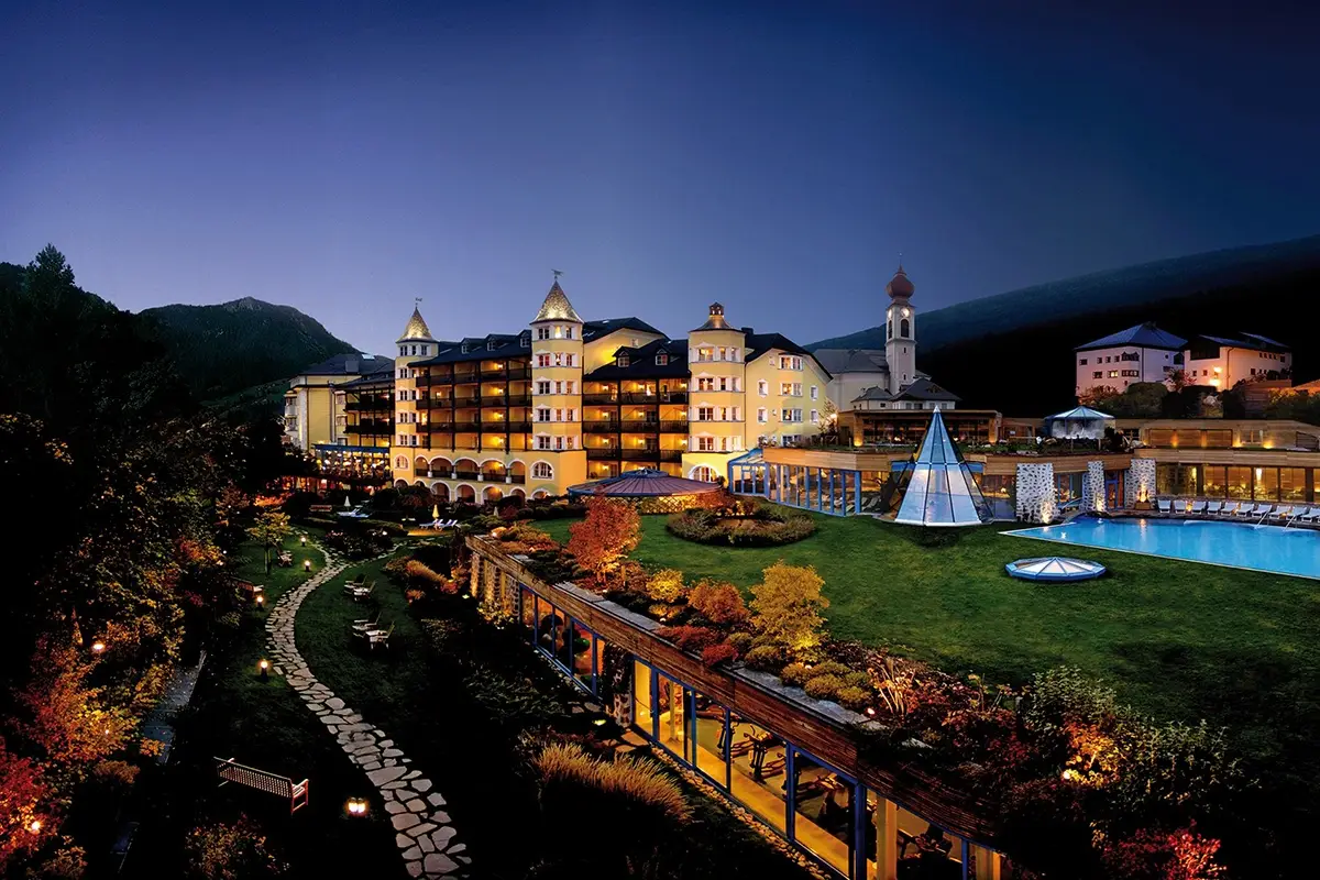 La struttura a 5 stelle &egrave; dotata del pi&ugrave; grande centro benessere delle Dolomiti In autunno facciamo biowatching: la proposta dell&rsquo;Adler di Ortisei