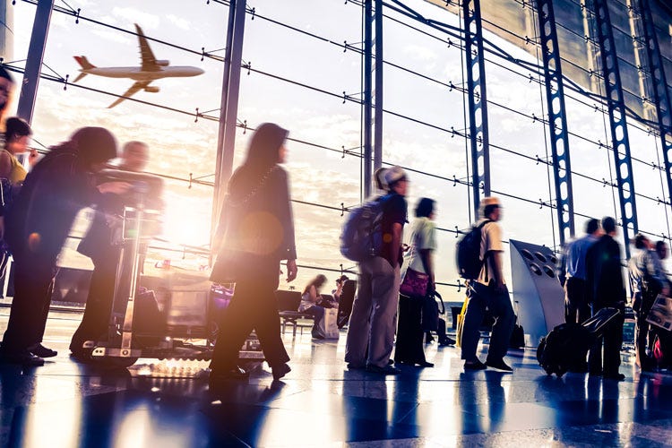 con i bagagli in stiva, si annunciano assembramenti per il ritiro - Contagi, senza il bagaglio a manocrescono i rischi in aeroporto