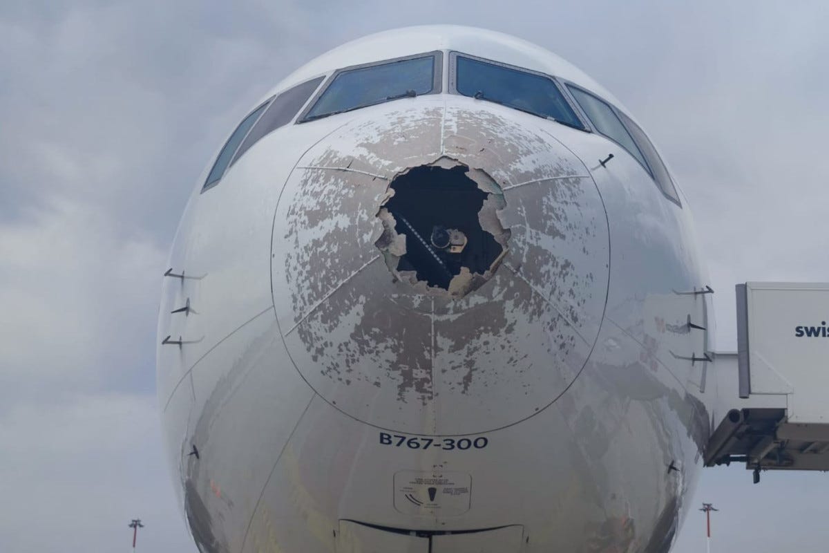 La grandine “buca” il muso dell'aereo per New York: volo dirottato a Roma
