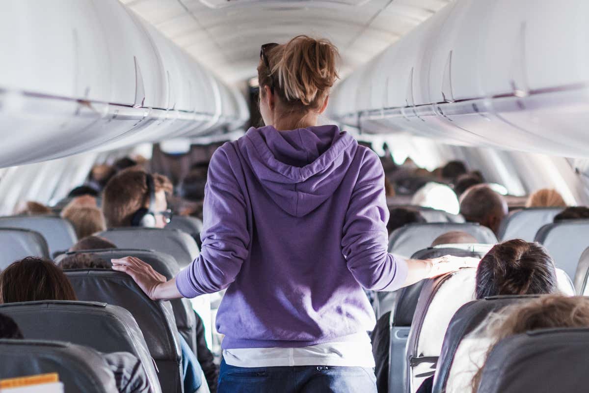 Viaggi lunghi in aereo: ecco come proteggere gambe e circolazione