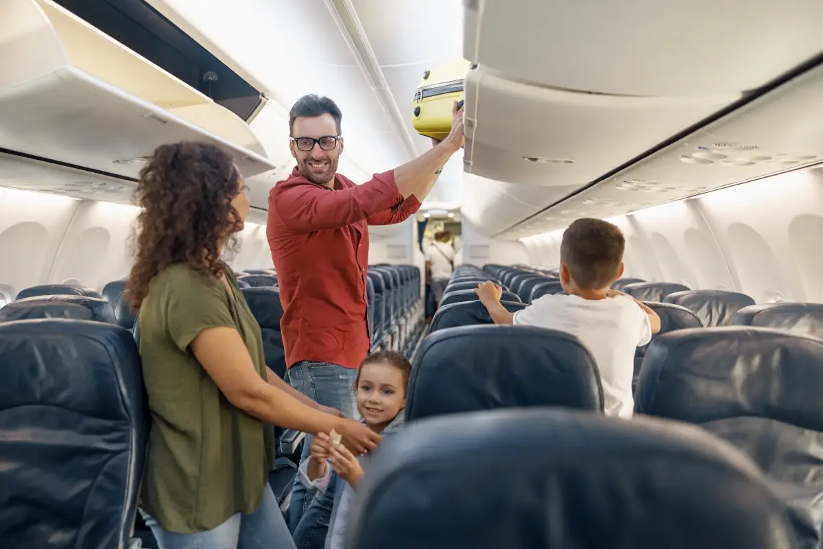 Mascherine addio anche in aereo: dal 16 maggio non sono pi&ugrave; obbligatorie