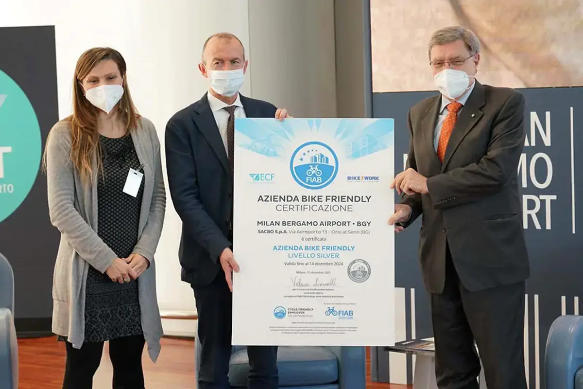 Il riconoscimento consegnato all'aeroporto di Bergamo come scalo bike friendly Nuova aera Schengen per l'aeroporto di Bergamo in attesa del collegamento con il treno