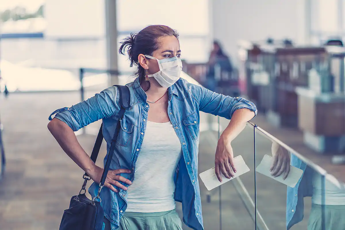 L'attesa dei passeggeri diretti in Sardegna: dopo il volo, l'attesa per il tampone A Olbia test anti-Covid in aeroporto Garavaglia: &laquo;Normalit&agrave; con il green pass&raquo;