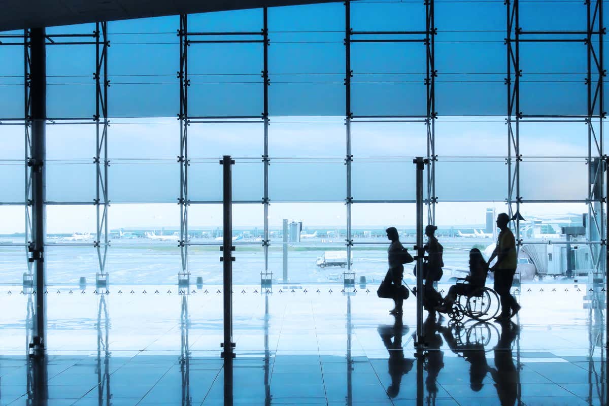 Caos in aeroporto? C'è chi usa la sedia per saltare la fila agli imbarchi