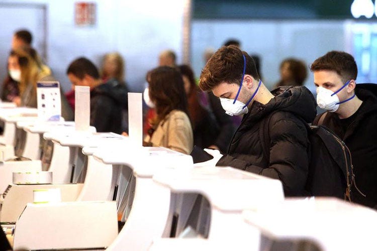 Passeggeri in aeroporto diretti in Sardegna - Febbre, tosse, contatti con il virus? I quesiti della Sardegna per entrare