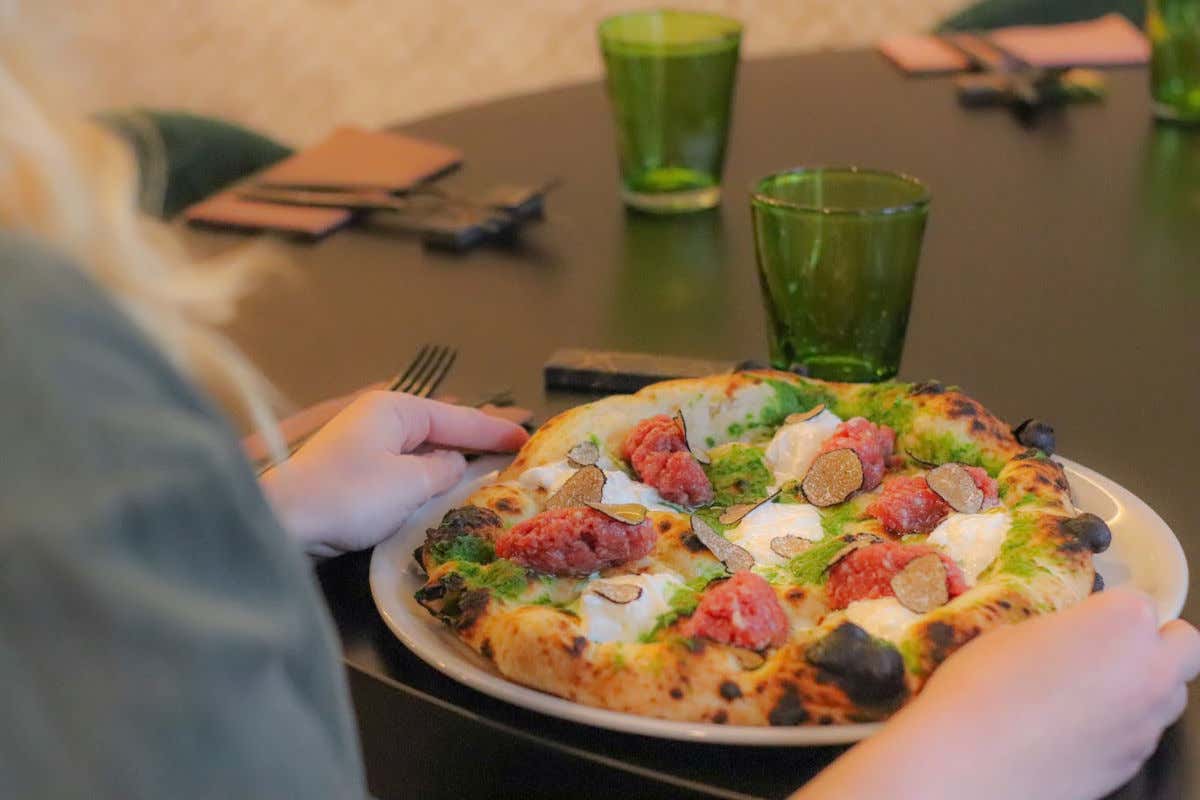 Colori d’Autore è la pizza pensata da L’Aforisma: stracciatella, crema di cime di rapa, fassona piemontese e tartufo Colori d’Autore è la pizza pensata da L’Aforisma: stracciatella, crema di cime di rapa, fassona piemontese e tartufo