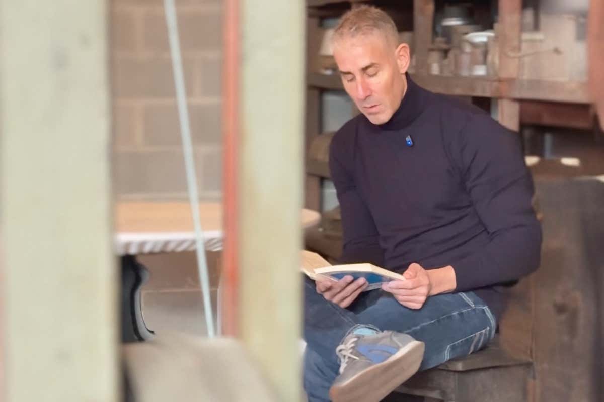 Oltre il Metallo: quando la cucina diventa una bottega dell’anima