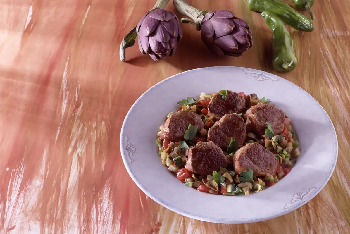 Nocette d'agnello con ratatouille Carne d'agnello, istruzioni per prepararla al meglio