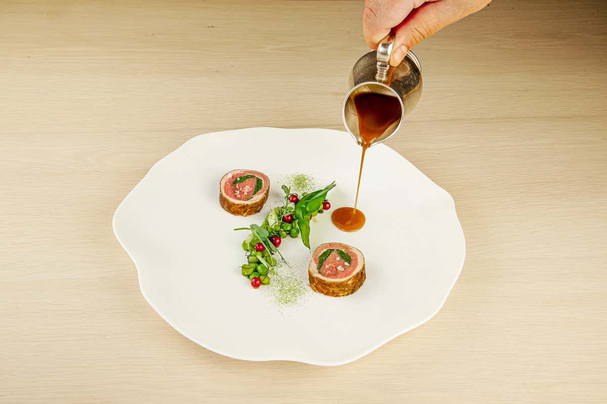 Agnello di Zeri, borragine, fave, piselli e uva spina Hotel Byron a Forte dei Marmi 18 nuove suite tra mare cucina e arte