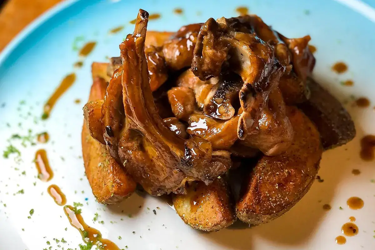 Agnello, cotto lentamente, salsa al limone aromatizzata all&rsquo;origano e patate al forno Pasqua ortodossa a Milano con i piatti tipici di Vasiliki Kouzina