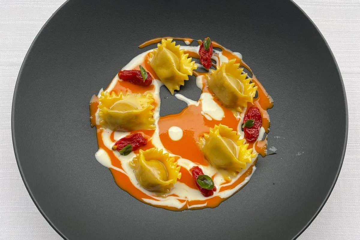 Agnolotti di manzo valsesiano, panna, maggiorana e datterini Agnolotti di manzo valsesiano, panna, maggiorana e datterini